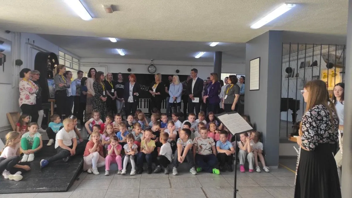 Djeca i roditelji na Danima otvorenih vrata Glazbene škole