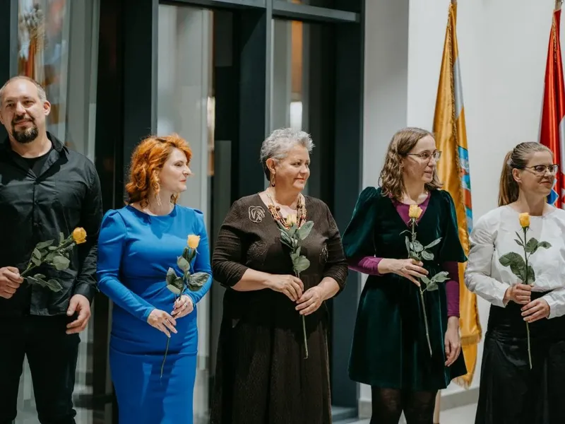 Profesori Glazbene škole Josipa Runjanina na pozornici s ružama nakon Koncerta profesora