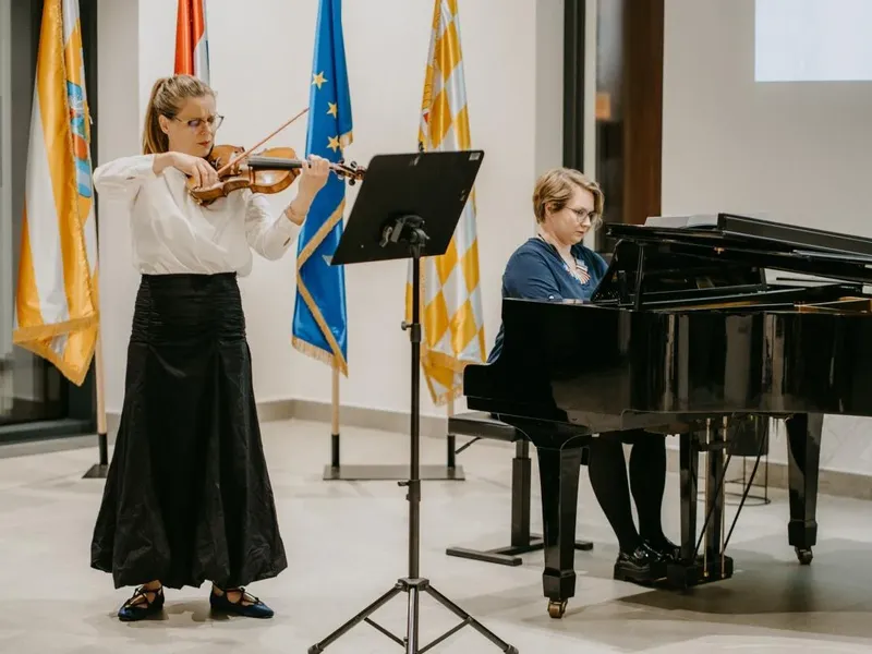Profesorica violine i profesorica klavira Glazbene škole Josipa Runjanina nastupaju zajedno na Koncertu profesora